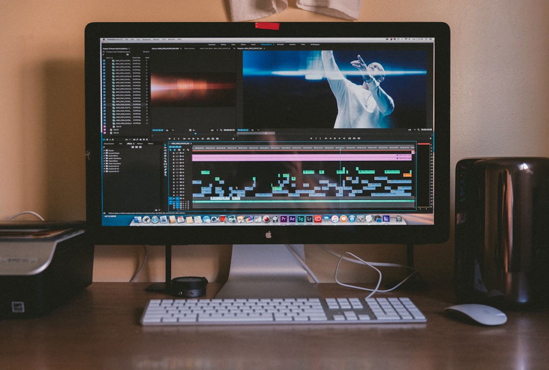 Adobe Firefly vs Rytr: cuál es mejor en 2026