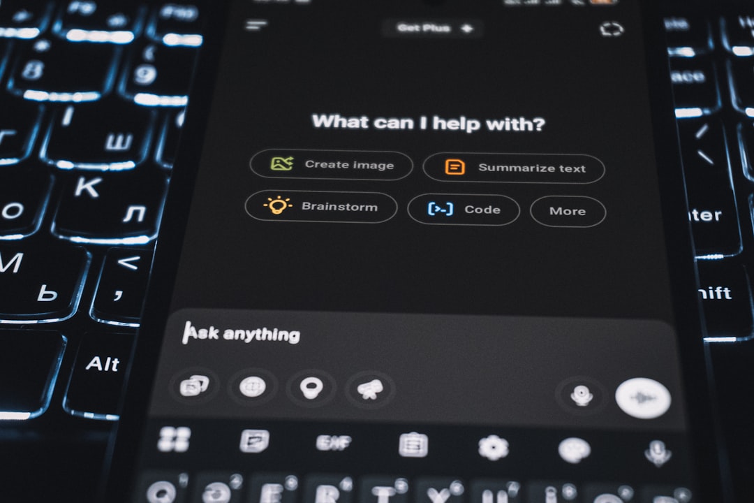 Demandan a OpenAI por usar ChatGPT para planificar un tiroteo: ¿quién es responsable?