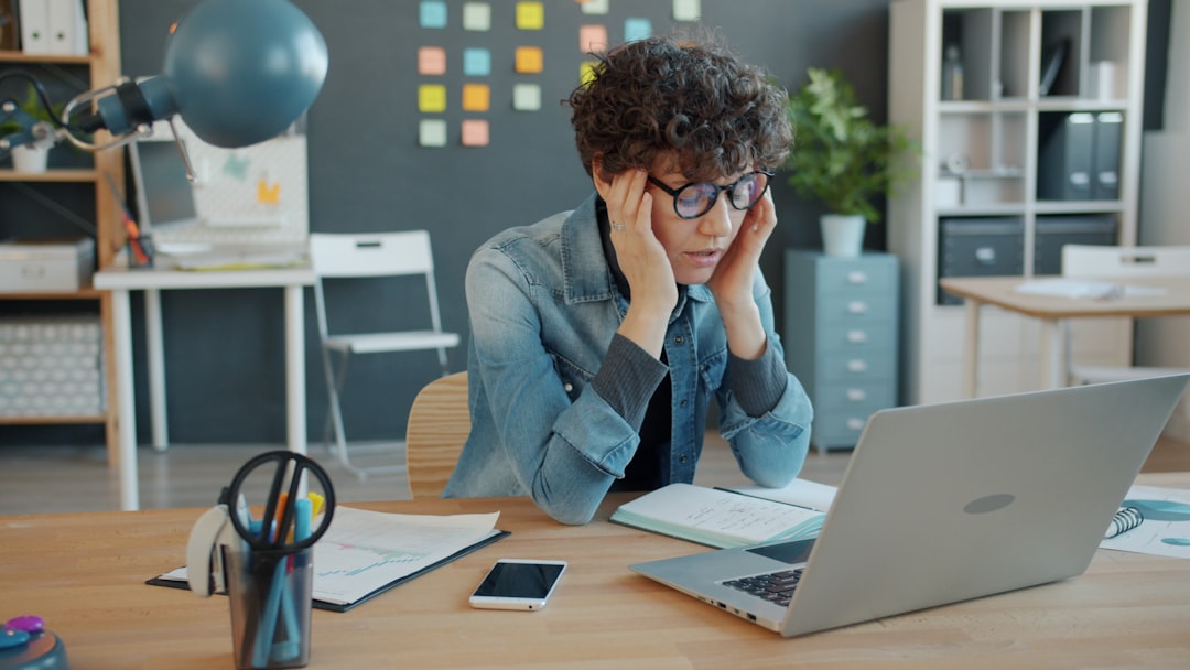 Guía 2026: Cómo proteger tu empleo de la automatización con IA (Estrategias para 5 sectores clave)